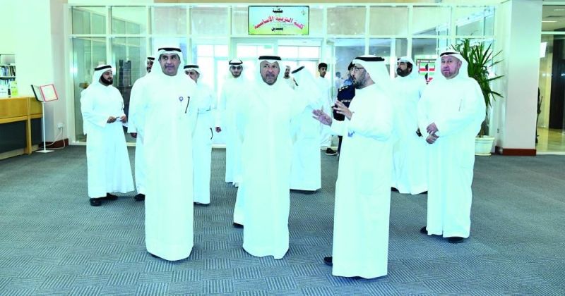 جانب من جولة محافظ الفروانية في كلية التربية الأساسية