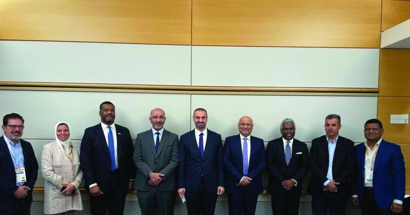 الوزير العمر متوسطاً أعضاء الوفد الكويتي المشارك في المؤتمر