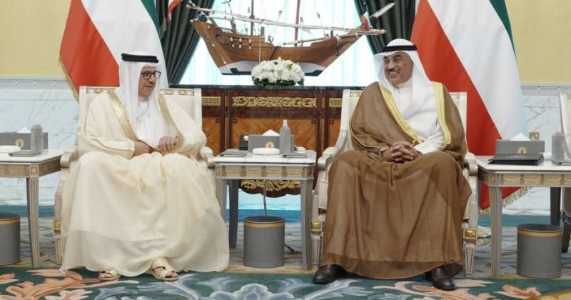 سمو ولي العهد يستقبل وزير خارجية البحرين