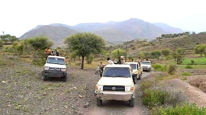 تعز.. إصابة عنصرين في تجدد الاشتباكات بين مسلحي العلقمي وقوات طارق صالح بالوازعية