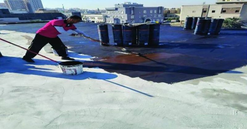 إصلاح العازل في سطح مدرسة