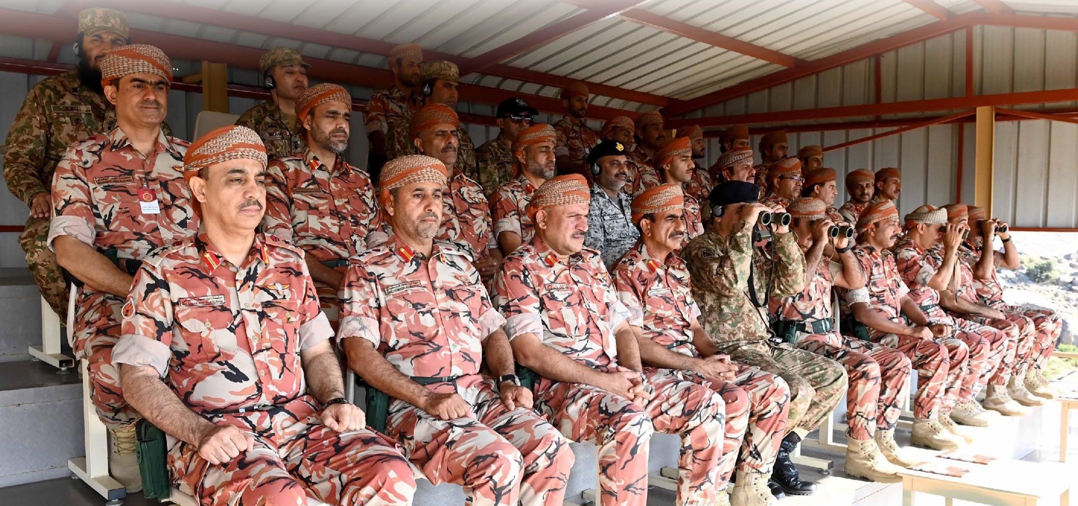 الجيش السلطاني ينفذ البيان العملي للتمرين العسكري الغماني / الباكستاني المشترك وشق الجبل /١)