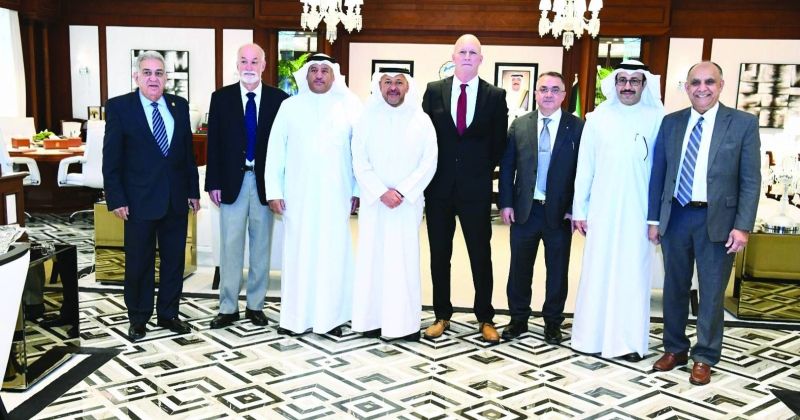 محافظ الفروانية متوسطاً ممثلي الجامعة