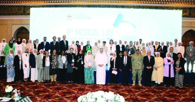 العوضي متوسطاً المشاركين في المؤتمر
