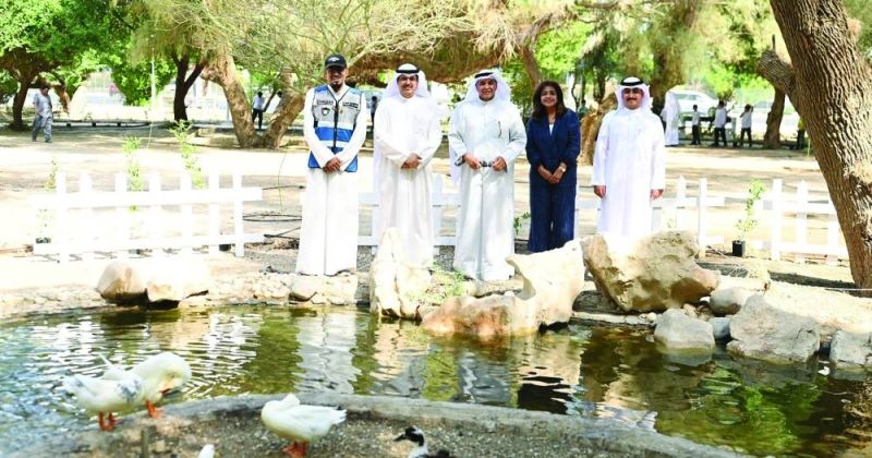 الأصفر يتوسط لجنة البيئة بمدينة الشعب الصحية في الحديقة