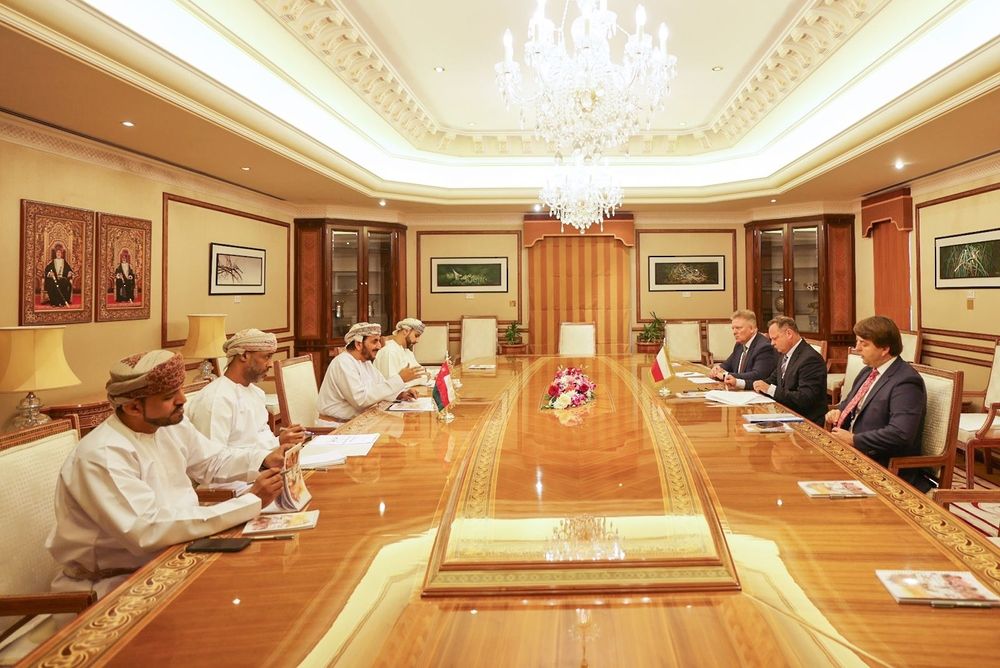 سلطنة عُمان وبولندا تبحثان العلاقات الثنائية القائمة بين البلدين الصديقين