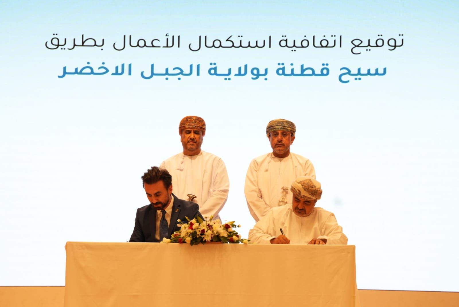 ” النقل والاتصالات ” توقع اتفاقية استكمال أعمال مشروع سيح قطنه بولاية الجبل الأخضر ومشروع إعادة تأهيل طريق بدبد – نزوى