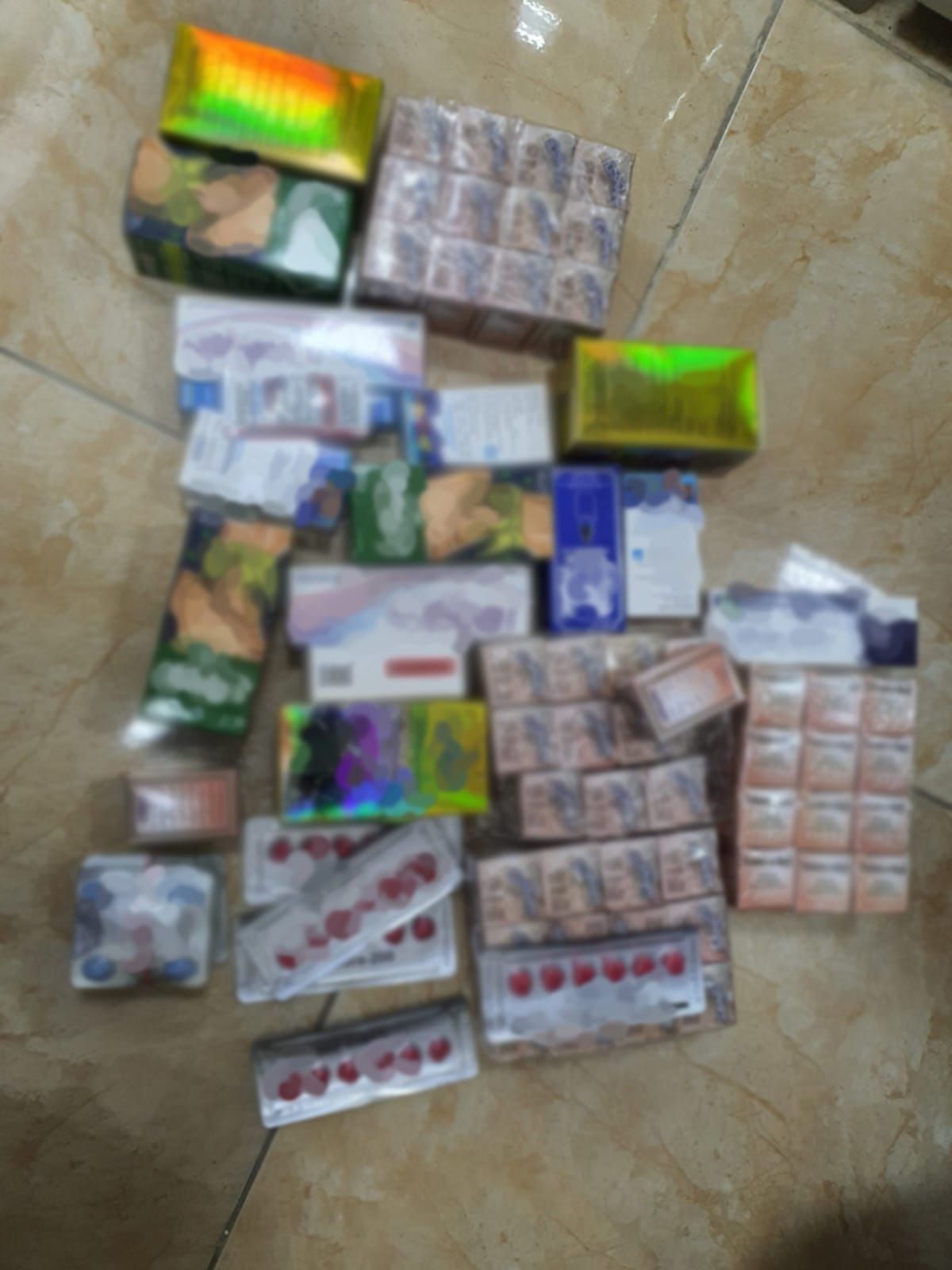 مخالفة وتغريم محل تجاري بالظاهرة لبيعه منتجات محظورة