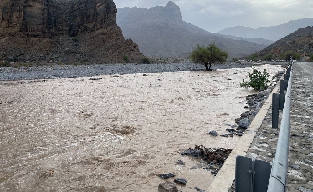 هطول أمطار متفاوتة الغزارة على بعض ولايات محافظة جنوب الباطنة
