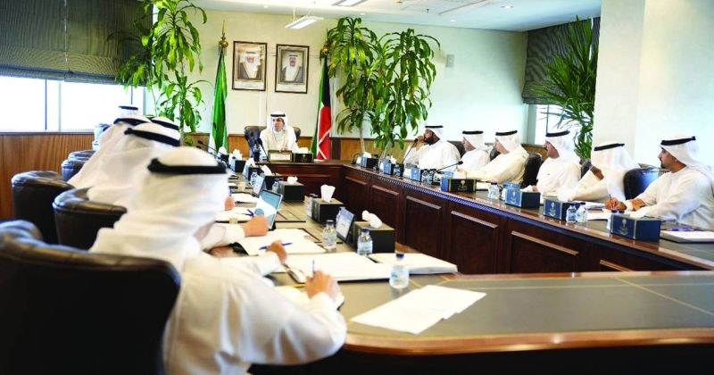 الوزير خلال اجتماعه مع عدد من القياديين