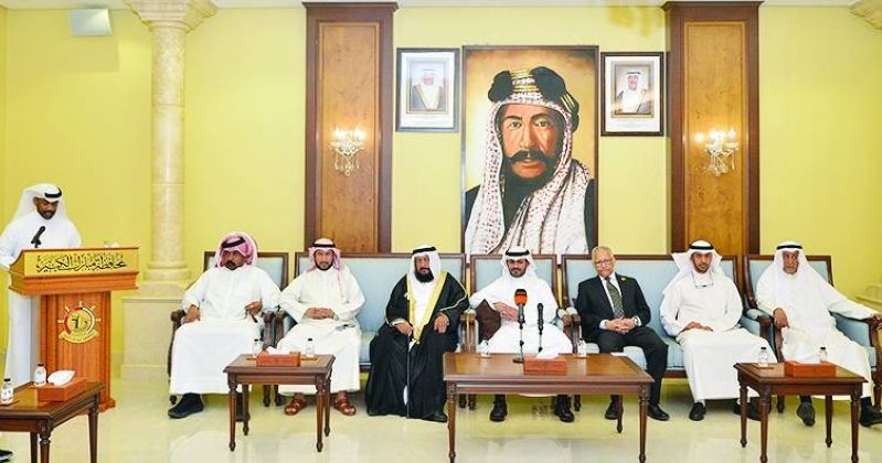 محافظ مبارك الكبير خلال استقباله الأهالي (تصوير سعود سالم)