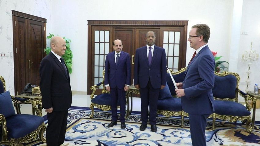 "العليمي" يتسلم أوراق اعتماد عدد من سفراء الدول ويدعو إلى دعم اقتصادي دولي أكبر للحكومة