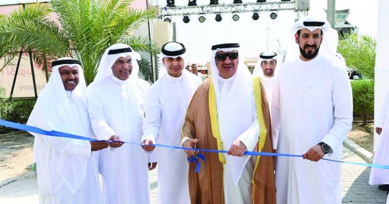 محافظ الجهراء خلال افتتاحه المعرض