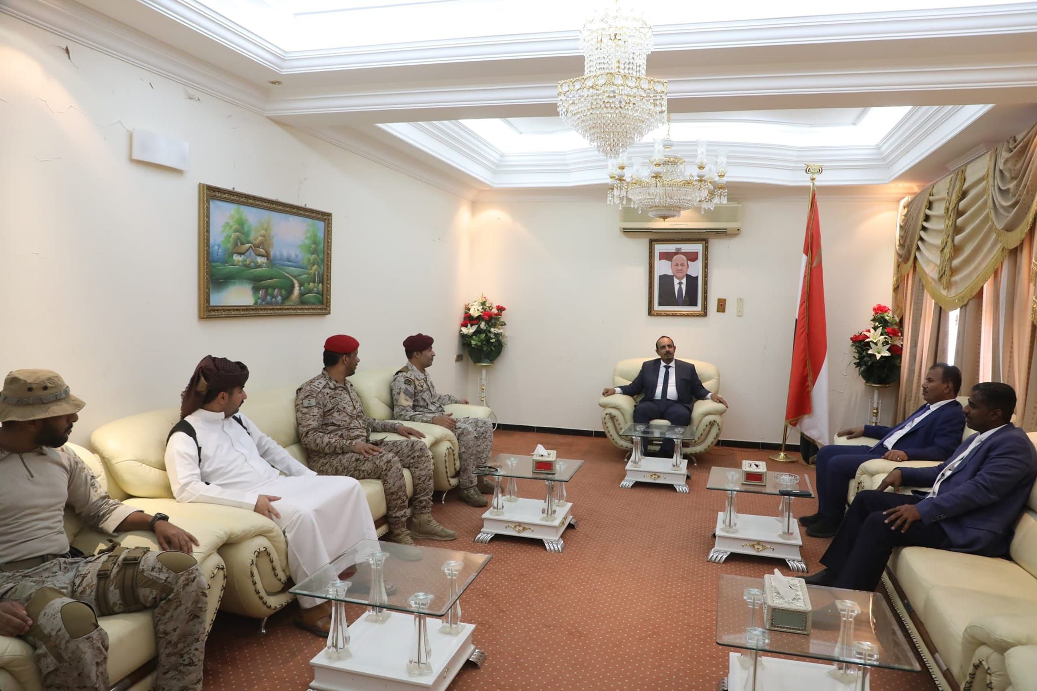 على وقع غليان شعبي تشهده المحافظة.. محافظ حضرموت يلتقي قيادة تحالف دعم الشرعية