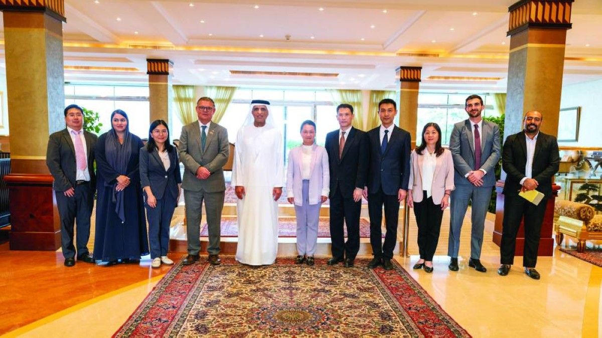 سعود بن صقر يبحث التعاون الحكومي والاقتصادي مع وفد صيني