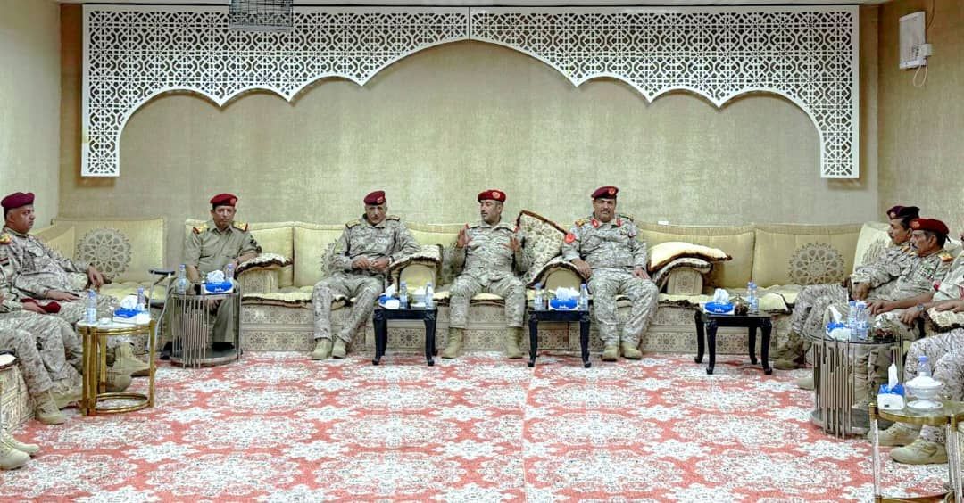 رئيس الأركان يلتقي قيادة محور أبين ويشدد على أهمية تعزيز الجاهزية والاستعداد للمعركة الوجودية