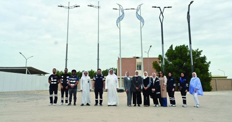 العماني يتوسط الكوادر الوطنية في الإدارة (تصوير أسعد عبدالله)