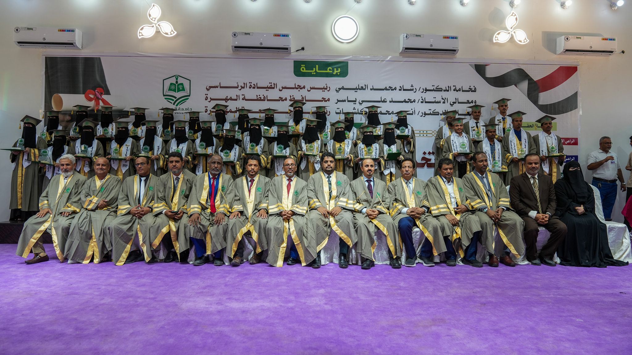 234 طالباً وطالبة.. جامعة المهرة تحتفل بتخرج أولى دفعاتها