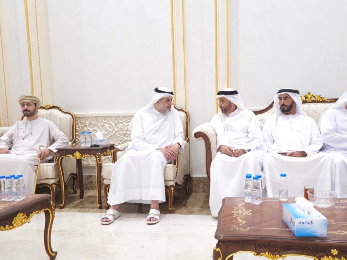ولي عهد الشارقة وسلطان بن أحمد يعزيان في وفاة عبدالله الكتبي
