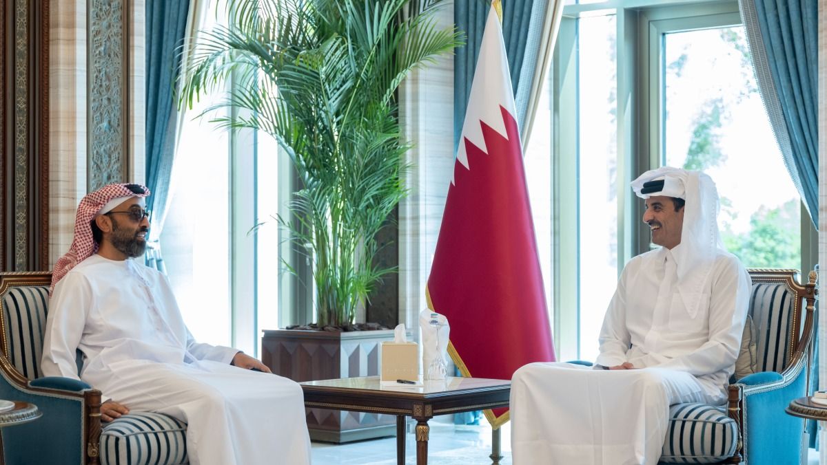 سمو الأمير يستقبل نائب حاكم إمارة أبوظبي مستشار الأمن الوطني الإماراتي