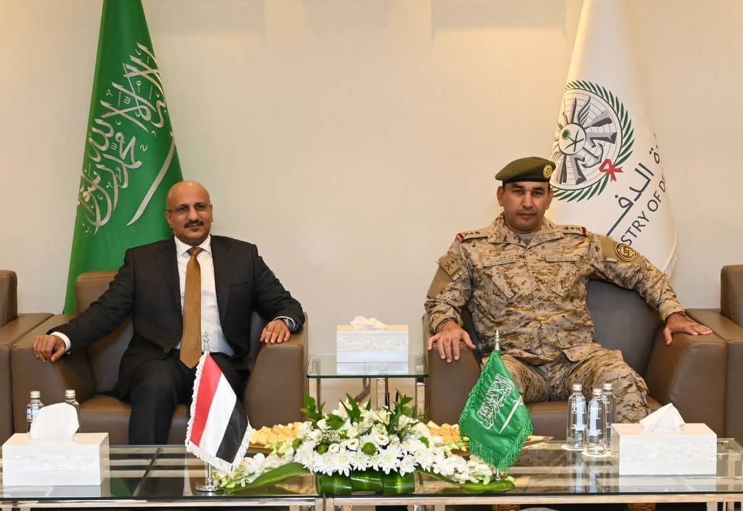 طارق صالح يلتقي قائد قوات التحالف.. ومليشيا الحوثي تنفذ مناورات عسكرية بالحديدة