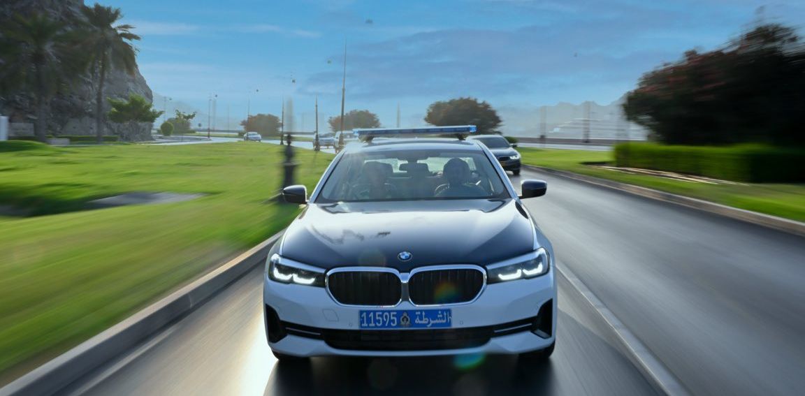 غدا الاثنين.. منع وقوف المركبات على جانبّي شارع السلطان قابوس