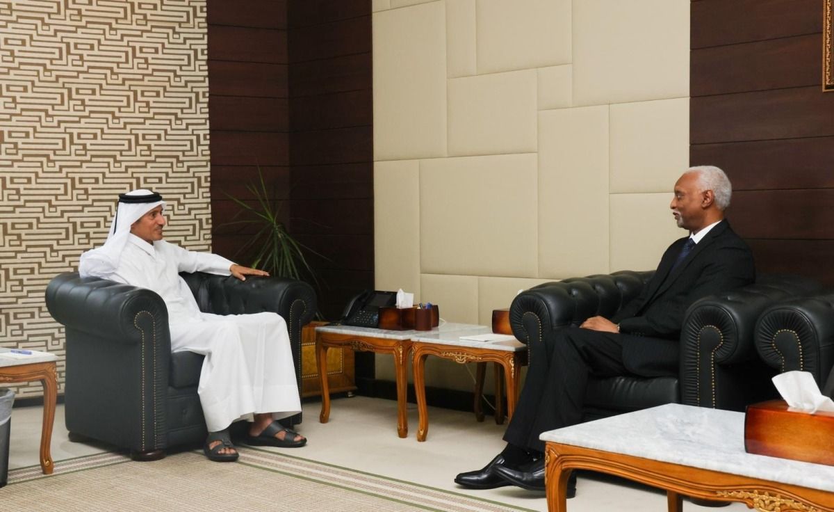 رئيس المؤسسة القطرية للإعلام يجتمع مع سفير السودان لدى الدولة