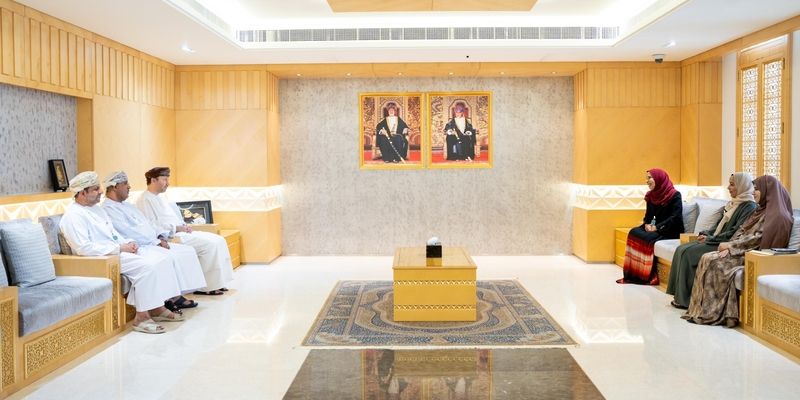 وزيرة التربية والتعليم تُسلّم رسالة السيدة الجليلة لأمين عام المتحف الوطني