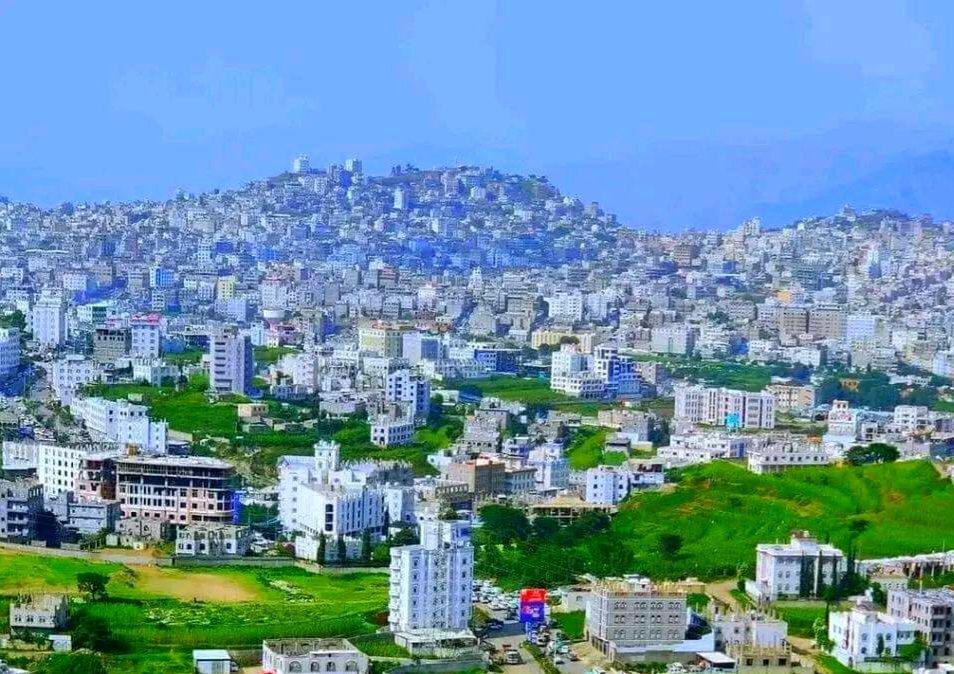 بعد صدور حكم بإعادتها لمالكها.. قيادي حوثي يقتحم مدرسة أهلية بمدينة إب