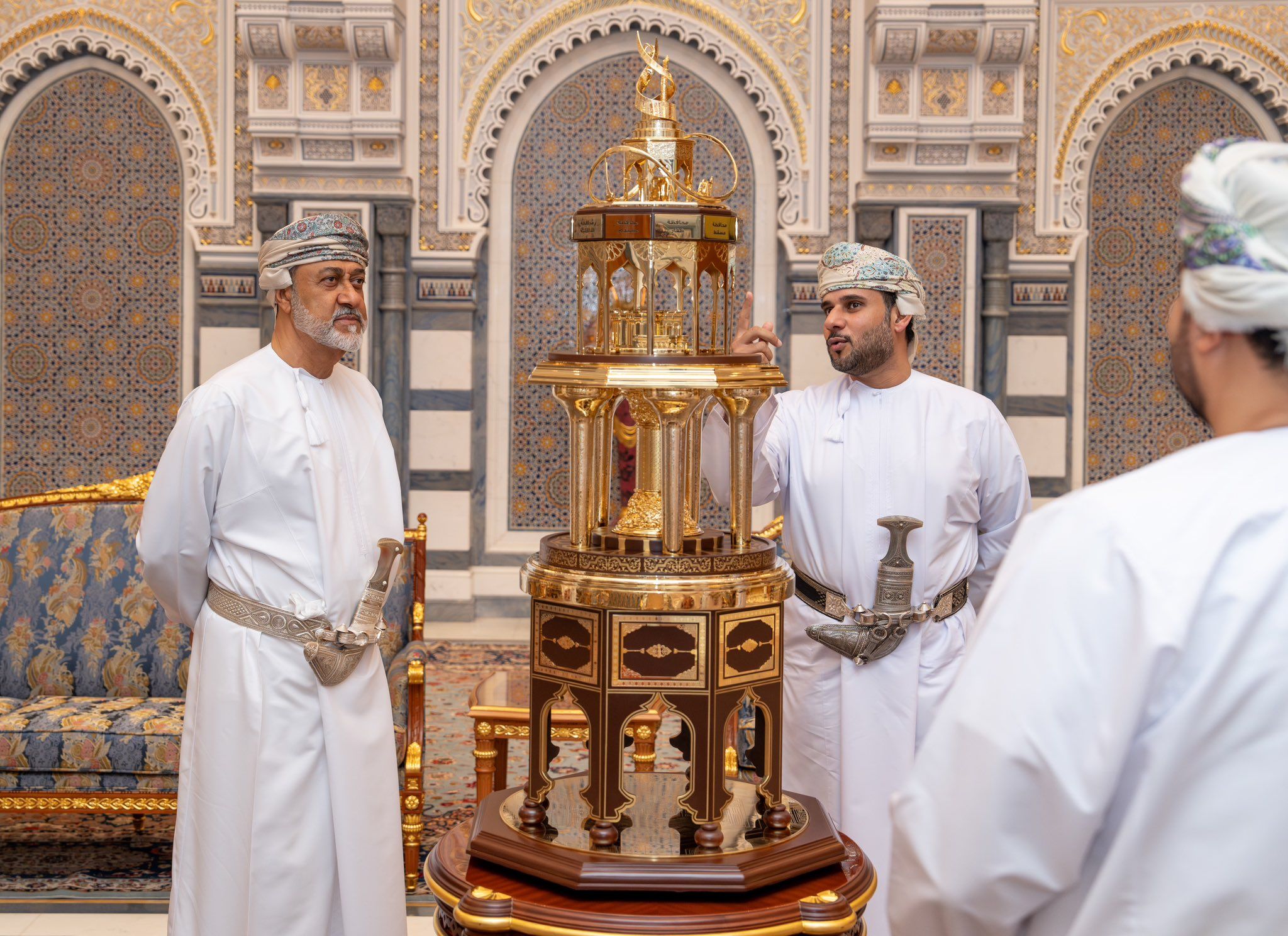 جلالة السلطان يتقبل هدية تذكارية من غرفة تجارة وصناعة عُمان