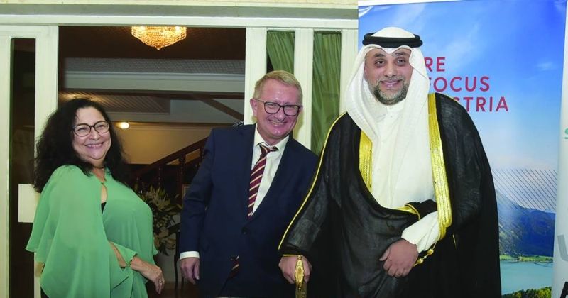 الوزير حياتي والسفير يقطعان قالب الحلوى