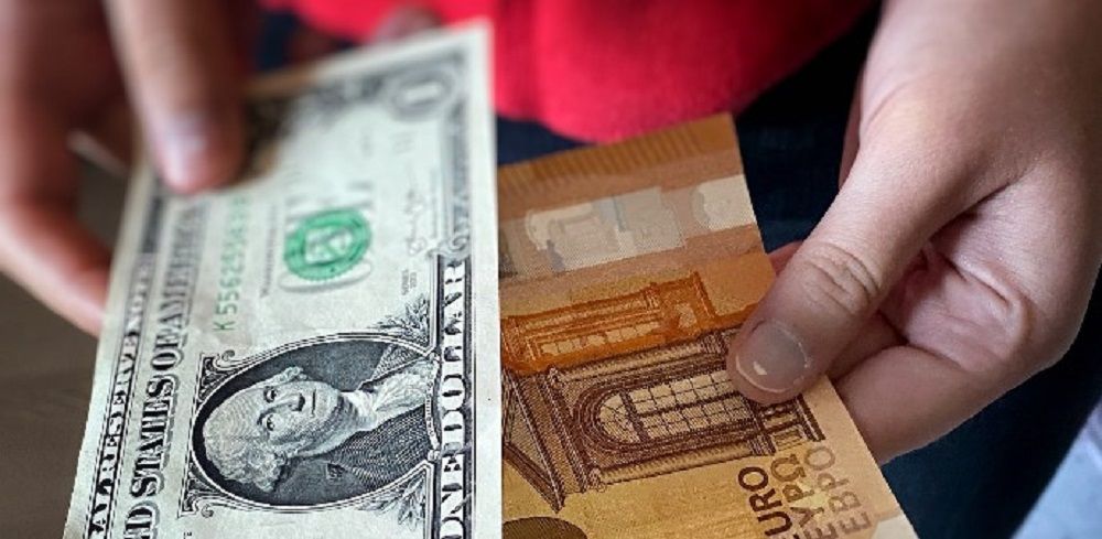 الدولار في السوق السوداء بكام جنيه : سعر صرف الدولار في منتصف تعاملات اليوم في البنوك والأسواق الغير رسمية بعد قرار الفائدة