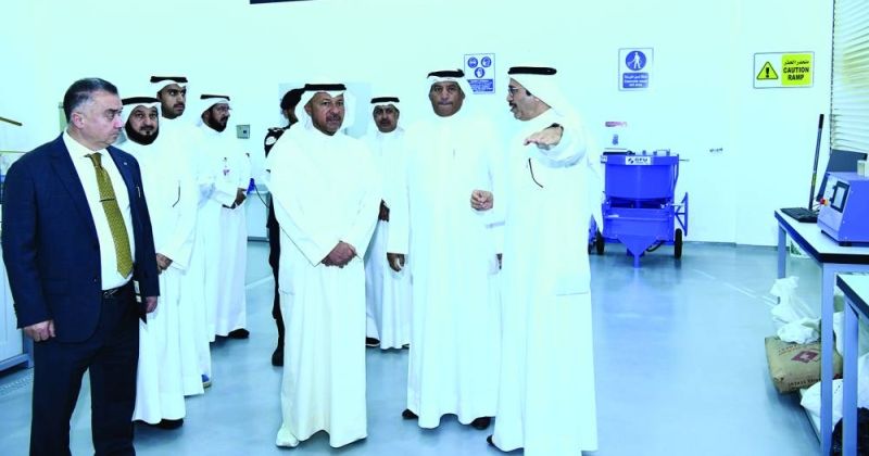 محافظ الفروانية خلال جولته في الجامعة