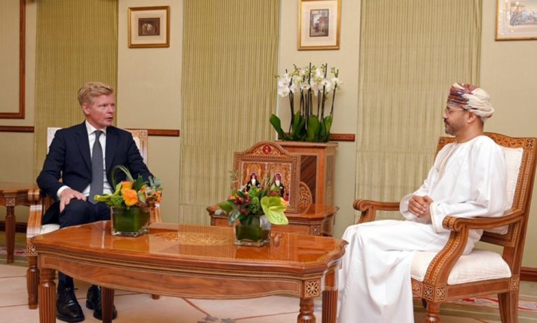 صحيفة: مسقط تقود جهوداً جديدة في الملف اليمني لحل قضية تصدير النفط والمرتبات