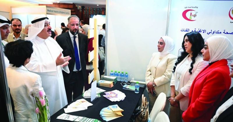 الوزير العوضي خلال جولة في المعرض المصاحب للمؤتمر (تصوير نايف العقلة)