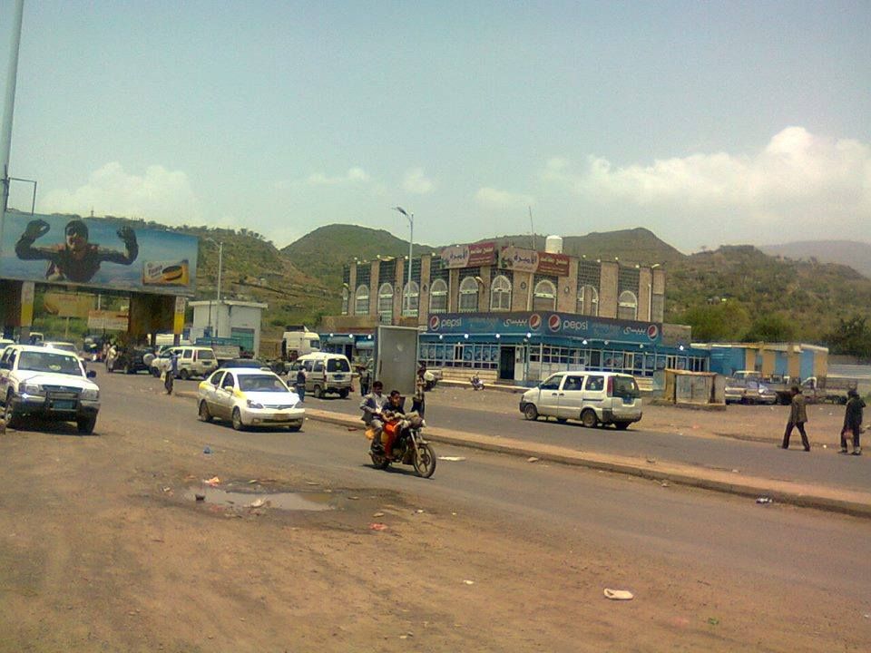 مصرع عنصر حوثي باشتباكات مع بائعي قات في نقطة تحصيل ضرائب شمالي إب