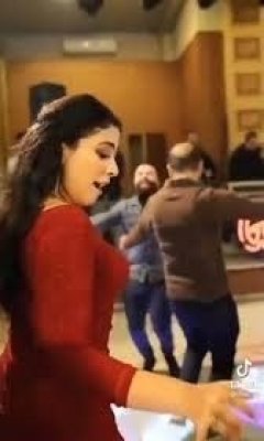 ولعت الدنيا في فرح اختها.. بدون خجل أخت العروسة تتحدي اشهر راقصة بوصلة رقص  هزت القاعة بجمالها..ومتابع غلبتي صافيناز وفيفي عبده