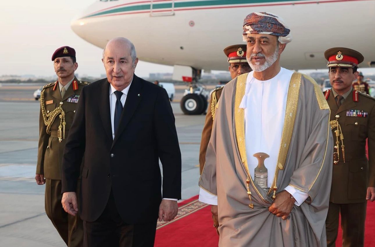 جلالة السلطان والرئيس الجزائري يعقدان جلسة مباحثاتٍ رسميَّة بقصر العلم