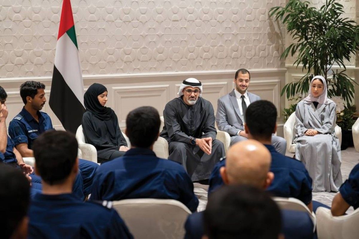 ولي عهد أبوظبي يلتقي طلبة الإمارات المبتعثين ونخبة من الكوادر المواطنة في سنغافورة