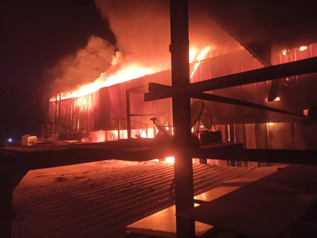 حضرموت..إخماد حريق هائل خلّف خسائر مادية كبيرة في ميناء المكلا