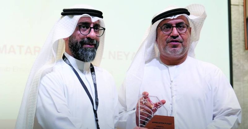 الدكتور محمد القطان مقدماً درعاً تذكارية للسفير الإماراتي