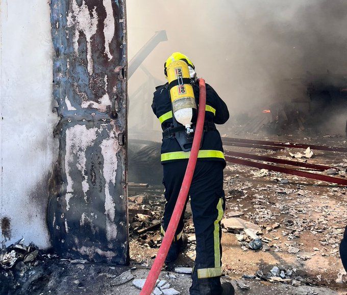 نشوب حريق في مخزن بـ صلالة .. والدفاع المدني يستجيب