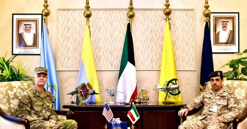 آمر سلاح الدفاع الجوي وآمر قاعدة «أحمد الجابر» يستقبلان قائد القوات الجوية المركزية الأميركية