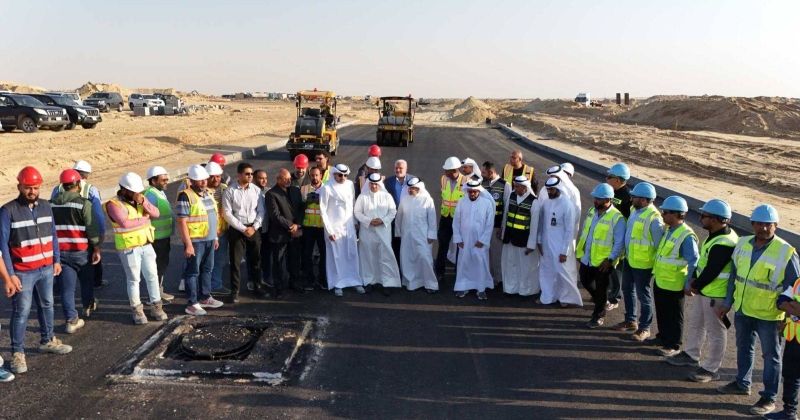 وزير الإسكان يواكب فرش أسفلت أولى الطرق الرئيسية في مشروع جنوب مدينة صباح الأحمد