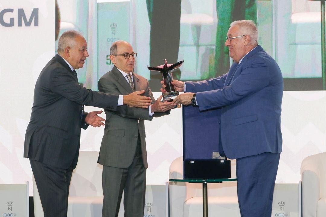 العربي للنقل الجوي يكرم أكبر الباكر على فترة توليه رئاسة القطرية