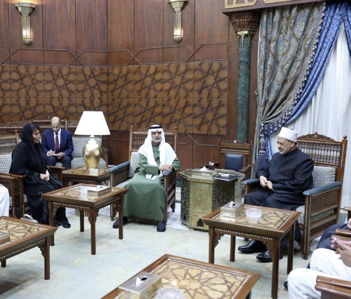 نهيان بن مبارك يلتقي شيخ الأزهر .. ويؤكد: الإمارات ستظل داعمة للجهود الرامية إلى نشر السلام ونبذ الكراهية