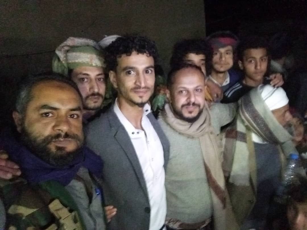 بالأعلام والألعاب النارية.. الآلاف يستقبلون مخطوفين خرجوا من سجون الحوثي في مديرية السدة بإب