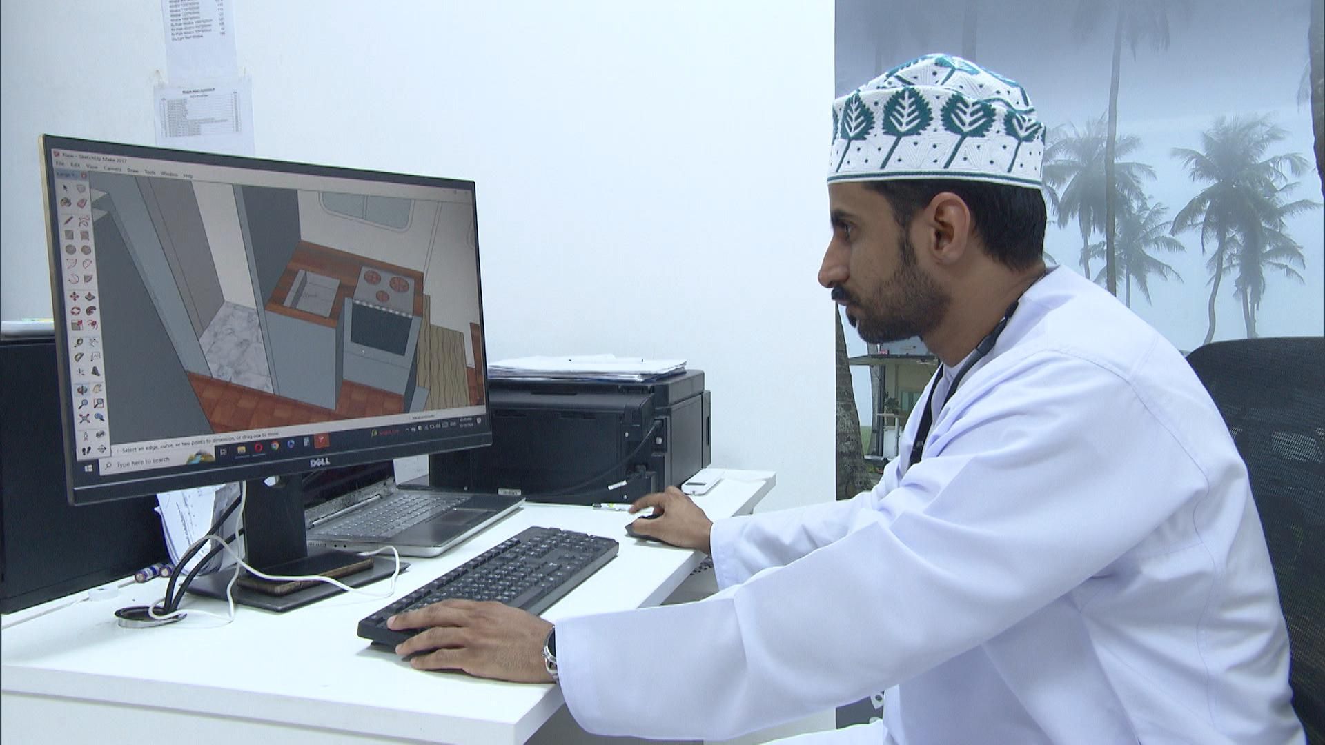 شاب عُماني يفتتح مصنع متخصص لتحويل الحافلات إلى كرفانات متنقلة