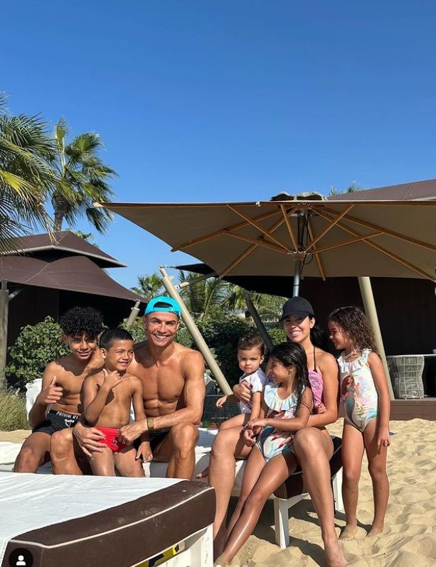 جورجينا نسيت انها في بلاد المسلمين وظهرت عارية تماماً بجوار حبيبها كرستيانو رونالدو