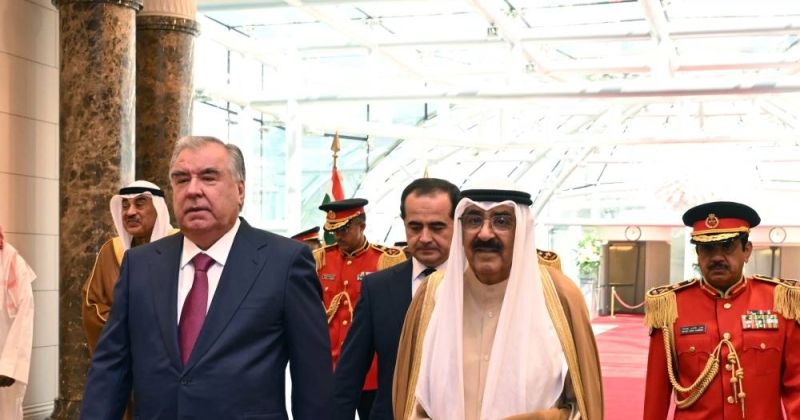 سمو الأمير يستقبل رئيس طاجيكستان في المطار لدى وصوله إلى البلاد في زيارة رسمية